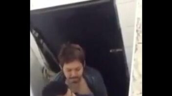 Flagra sexo gay banheiro metro sp