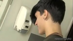 Fode gay no banheiro