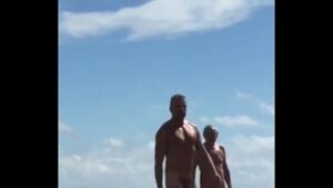 Foto dois gay abraço por traz na praia