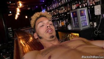 Fotos de um gay novinhasndo em um bar