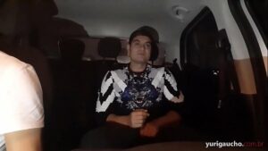 Gay alisando pau do motorista no carro