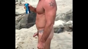 Gay amadoresna praia de nudismo