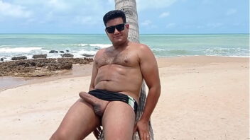 Gay batendo punheta na praia nudismo