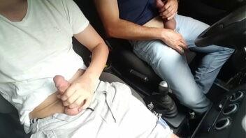 Gay batendo punheta para amigo no carro