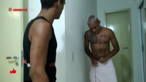 Gay brasileiro seduzindo hétero na massagem