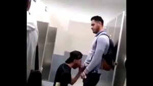 Gay chupando dois no banheiro público