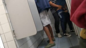 Gay chupando pau e e novinhasndo porra em banheiro público
