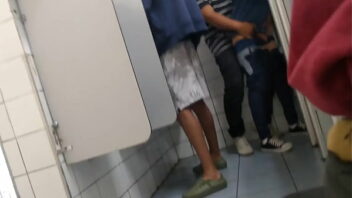 Gay chupando pau e e novinhasndo porra em banheiro público