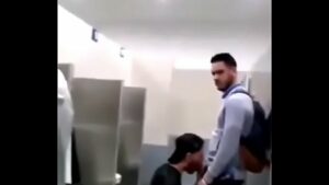 Gay chupando vários homens banheiro