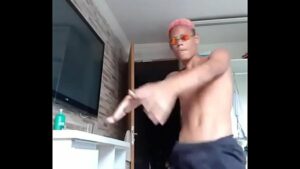 Gay com calcinha no rabetao dançando funk