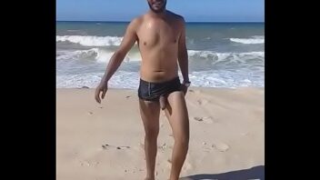 Gay correndo na praia