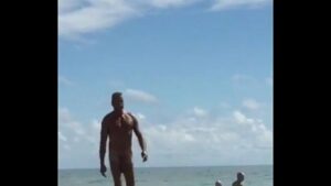 Gay dando o rabo na praia