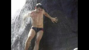 Gay dandopra dois na cachoeira