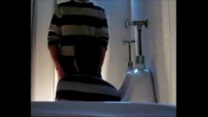 Gay engole esperma no banheiro