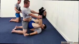 Gay fazendo yoga