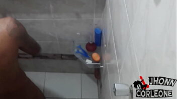 Gay flagra o primo no banho w fazem sexo escondido