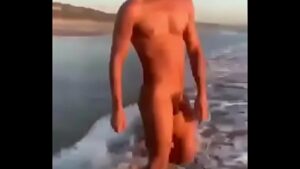 Gay masturbando praia