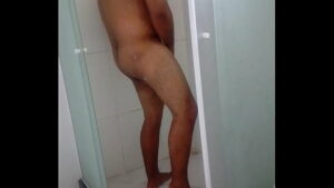 Gay moreno tomando banho