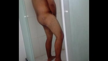 Gay moreno tomando banho