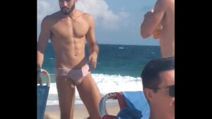 Gay na praia com a camisa do palmeiras