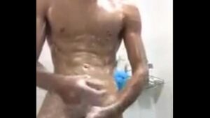 Gay novinho brincando com consolo no banho