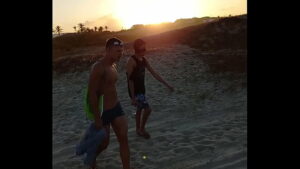 Gay pinhetando na praia