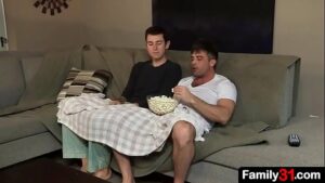 Gay porn padrasto no sofa