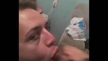 Gay rebolando na piroca e beijando na boca