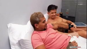 Gay vazou video sexo hetero
