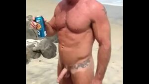 Gays bonitos fodendo na praia