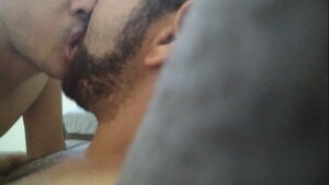 Gays dando beijo de lingua profunda