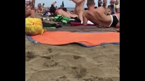 Gays deitados na praia