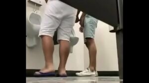 Gays mais velhos na punheta no banheirão