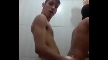 Gays novinhos transando no banheiro do ginasio