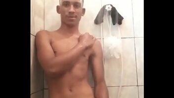 Gays nus no banho batendo punhetas