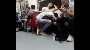 Gays se esfregando dentro do trem