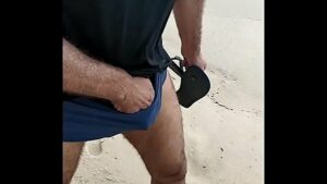 Gordinho gay flagrado rebolando de sunga amarela na praia