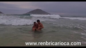 Gordo gay na praia brasileiro