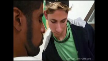 Homem comendo o cu de um gay virgem