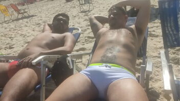 Homem de sunga branca em praia depois fode gay