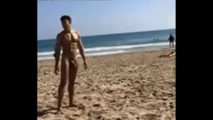 Homem gay pelado na praia