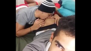 Homem sentado chupando gay