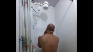 Homem tomando banho com namorado gay
