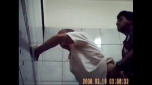 Homem transando no banheiro gay