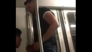 Homen sarando gay no metro