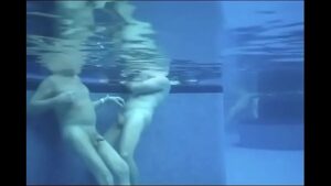 Homens gay fazendo a uma putaria gostosa na piscina