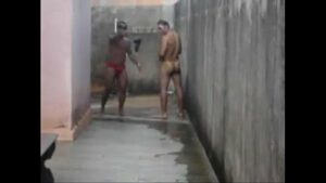Homens gays de sunga na piscina da pousada