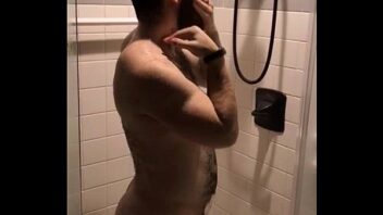 Homens gays peludos transando no banho