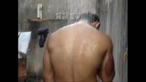 Homens gostoos maduros tomando banho gay