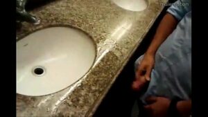 Homens hetero transando com gays em banheiro publecos